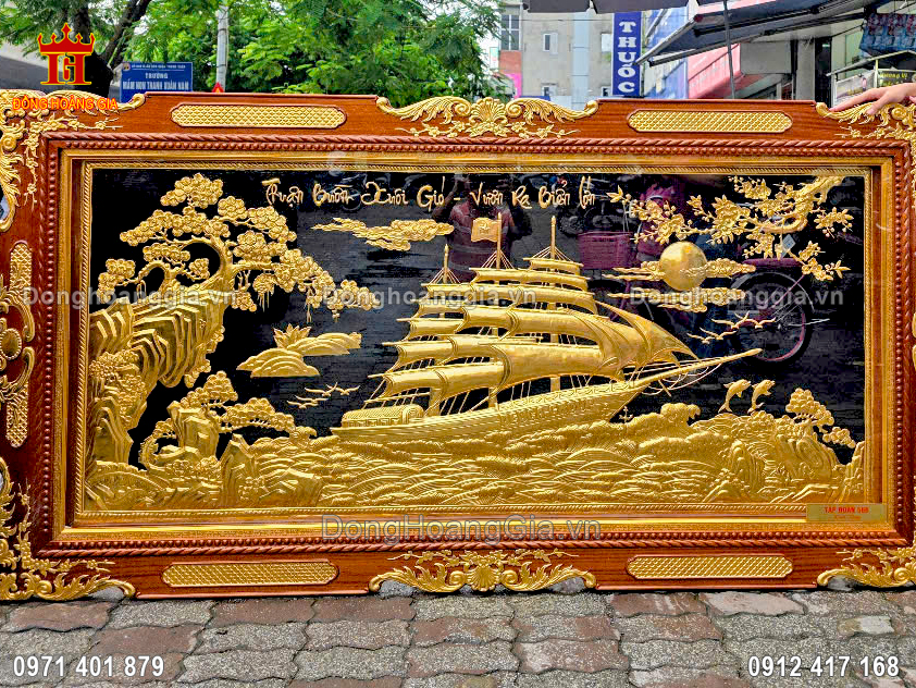 Từng đường nét trên bức tranh được nghệ nhân chạm khắc tỉ mỉ và tinh xảo nhất